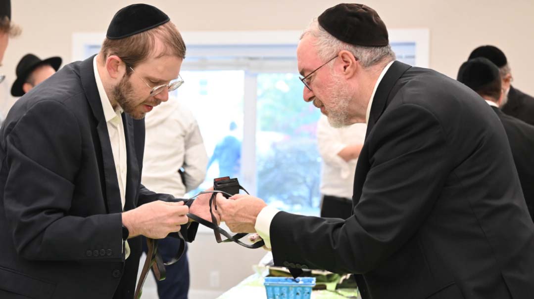 How do Tefillin open? What does the inside of Tefillin batim look